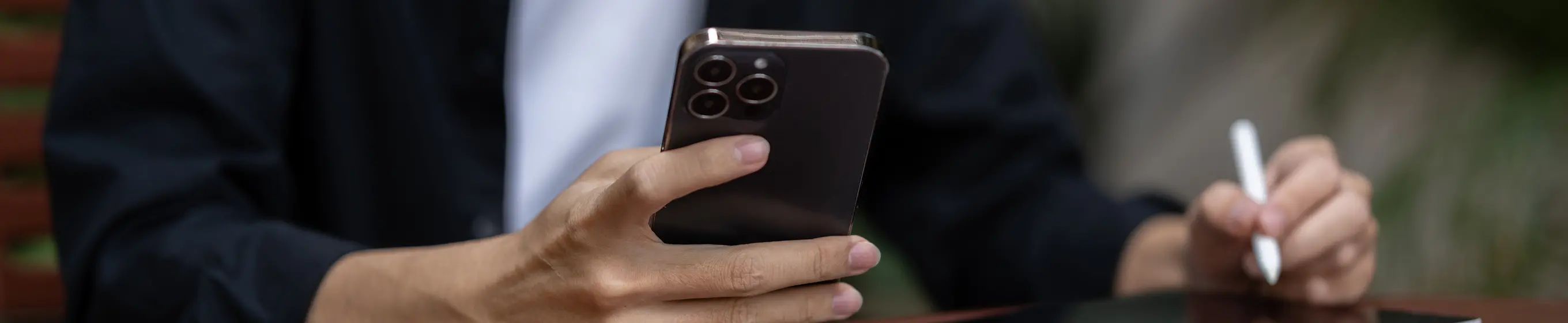 スマートフォンを持っている様子