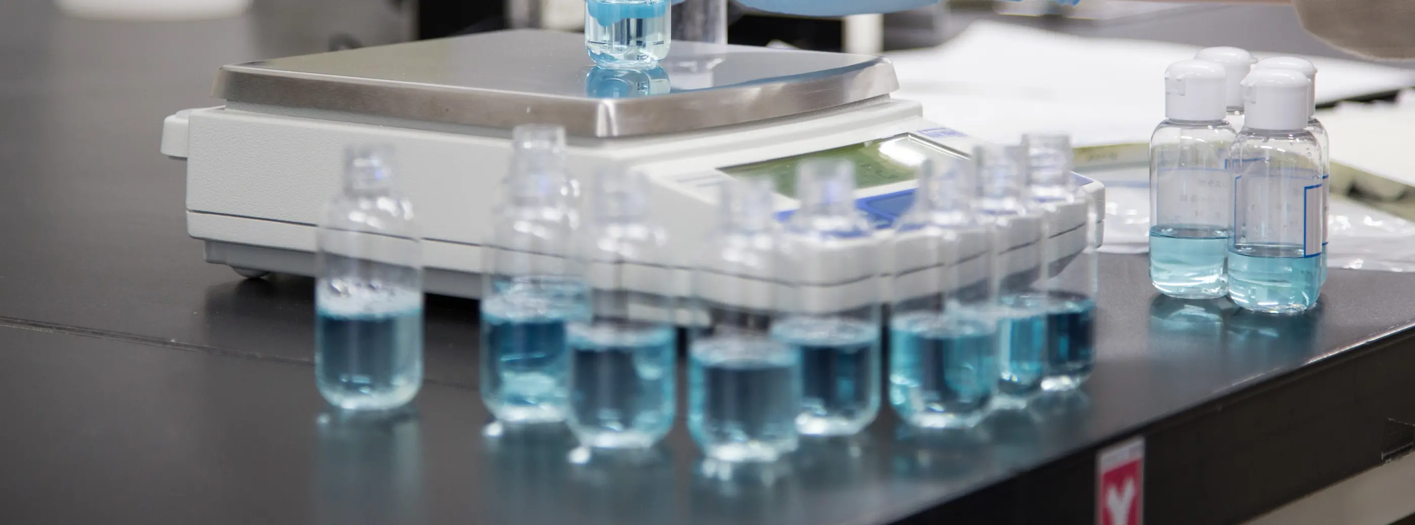 試験管などで作業をしている様子