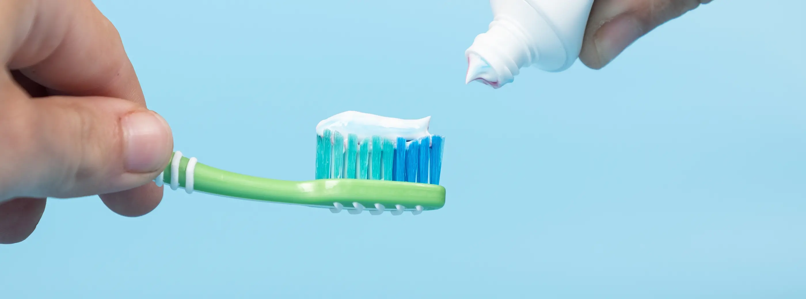 歯ブラシに歯磨き粉をつけている様子