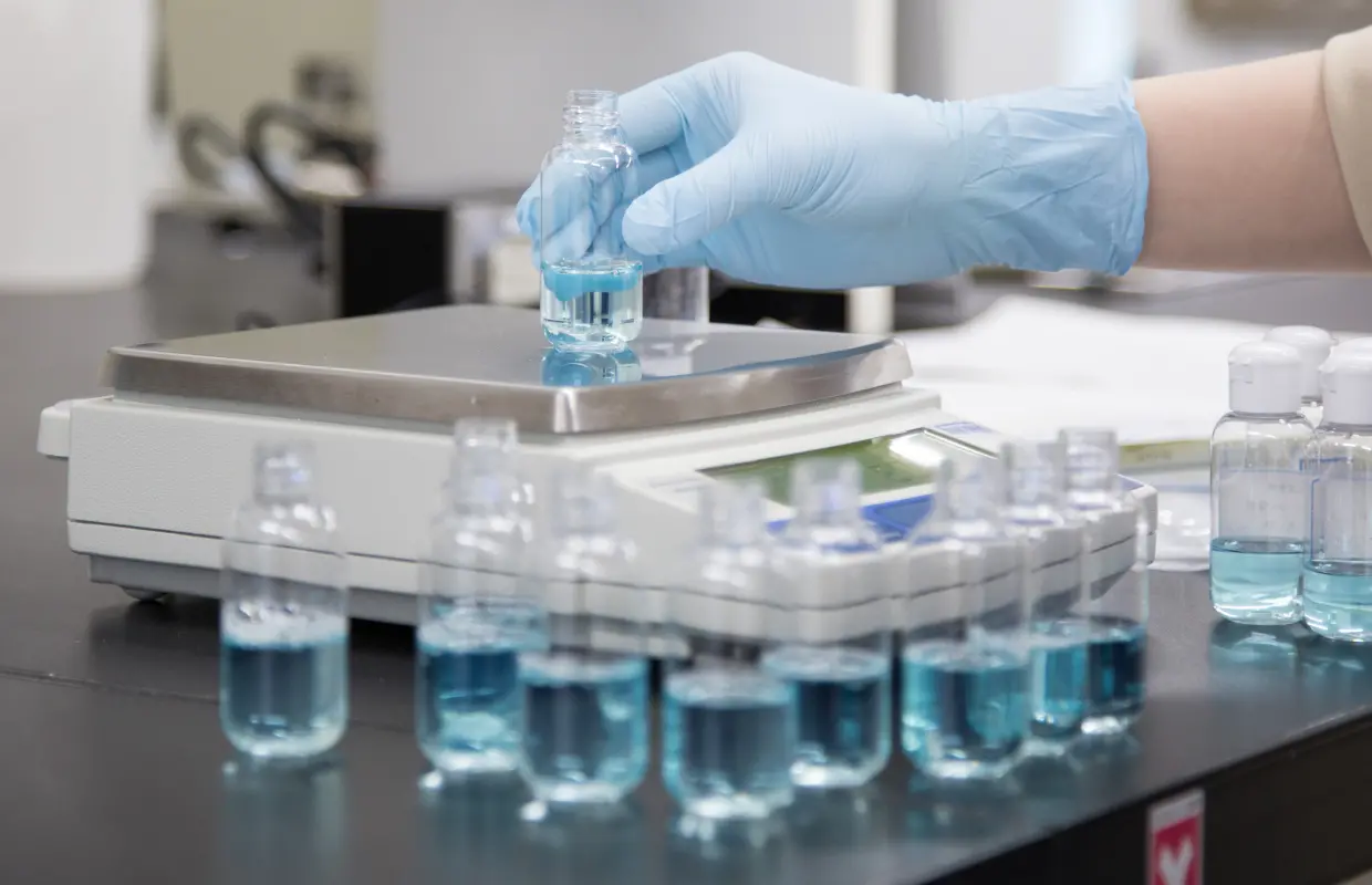 試験管などで作業をしている様子