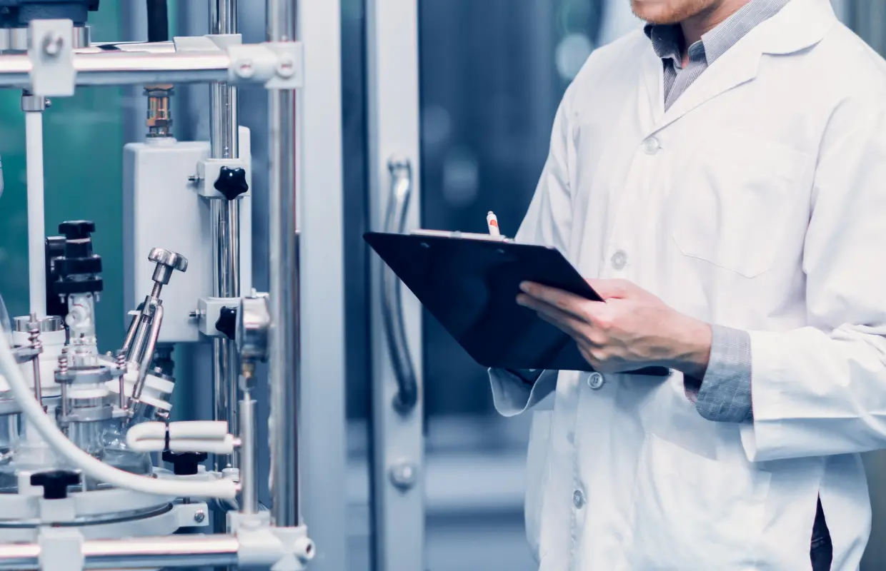 作業員がメモを取っている様子