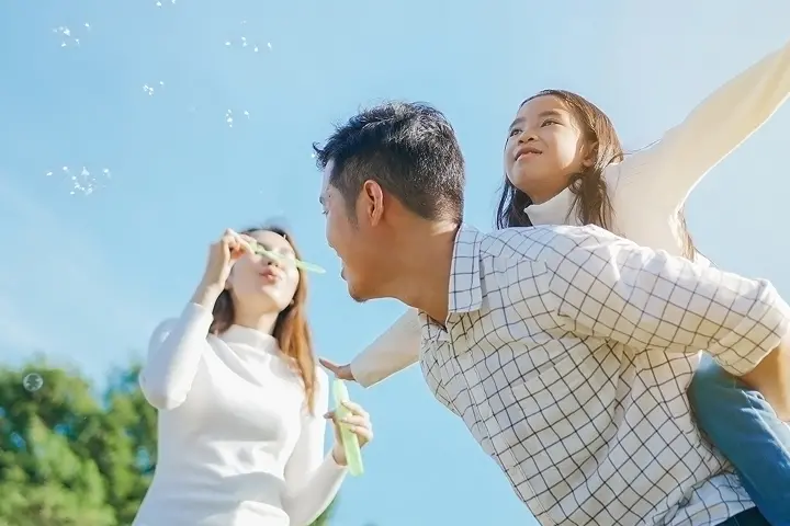 家族で遊んでいる様子