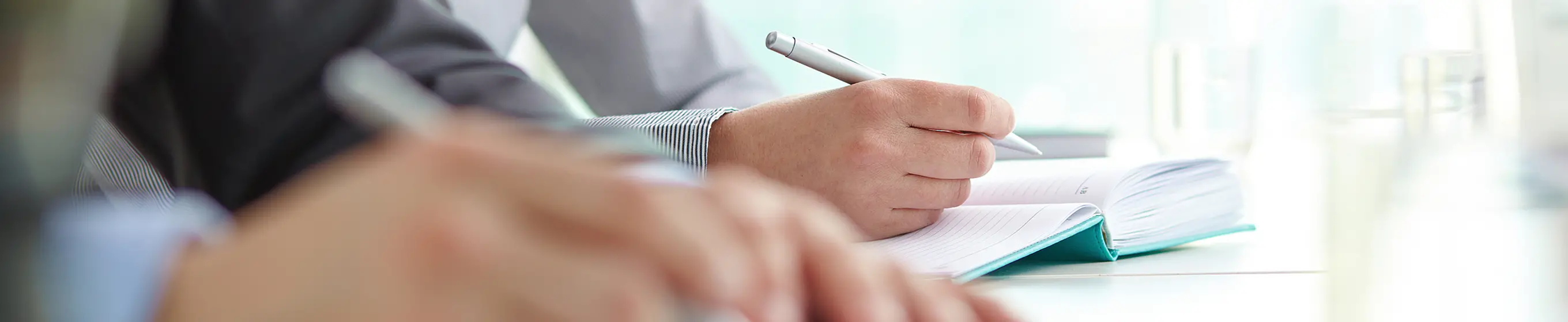 資料に記録をしている様子