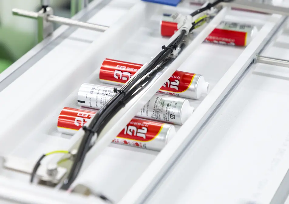 工場で製品を確認している様子