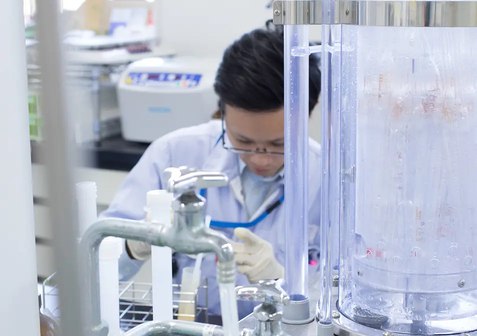 作業員が薬品をで作業をしている様子