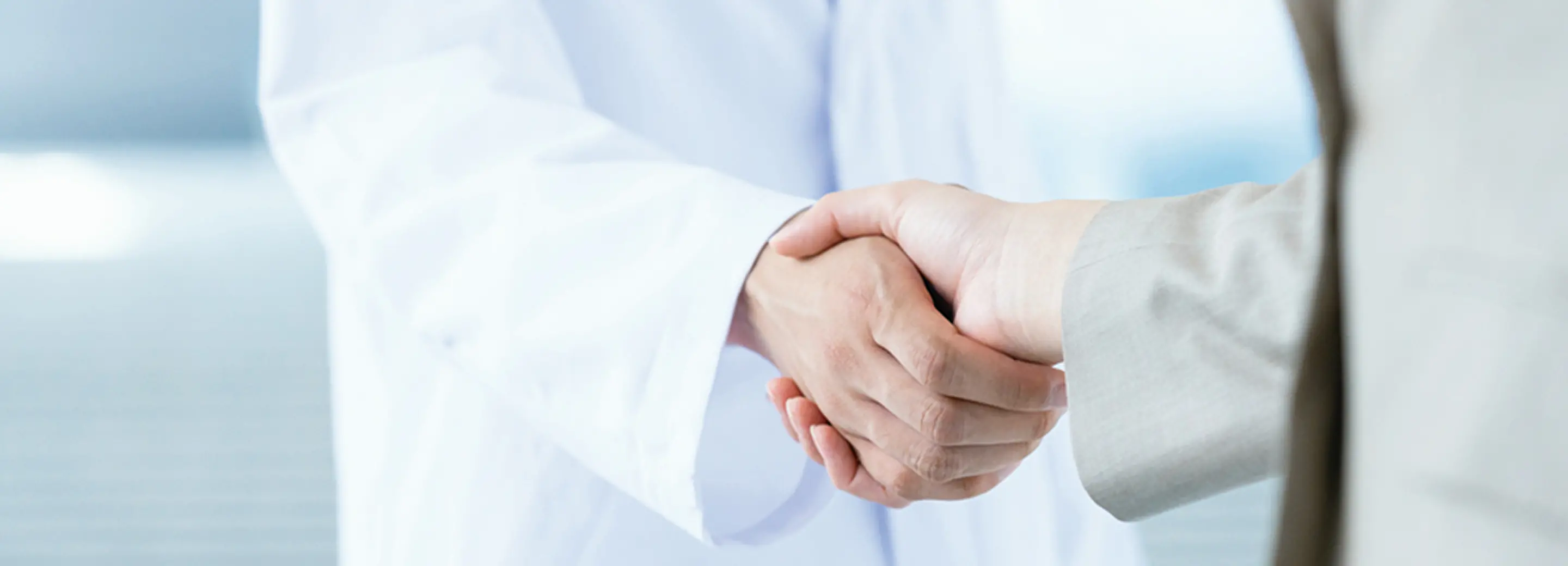 従業員が握手をしている様子