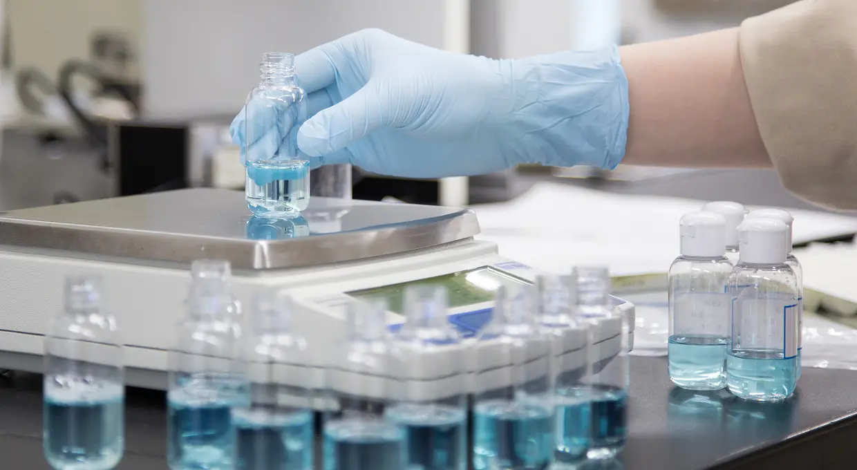 試験管などで作業をしている様子