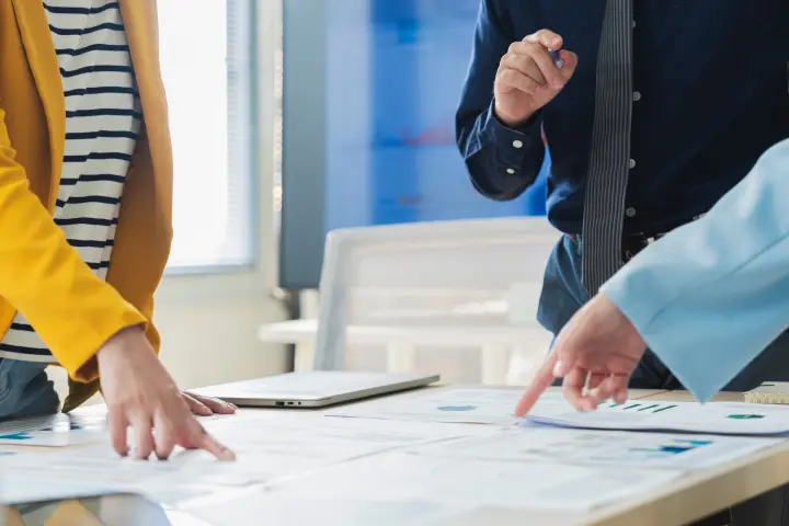 資料を見ながら会議をしている様子