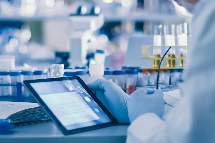 研究員がタブレット端末を扱っている様子