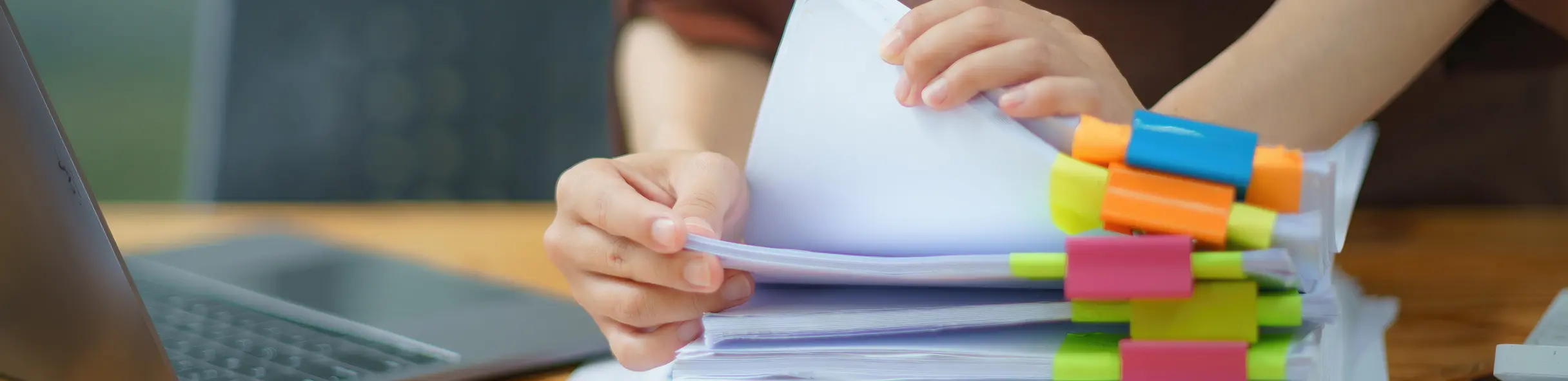 従業員が資料をまとめている様子