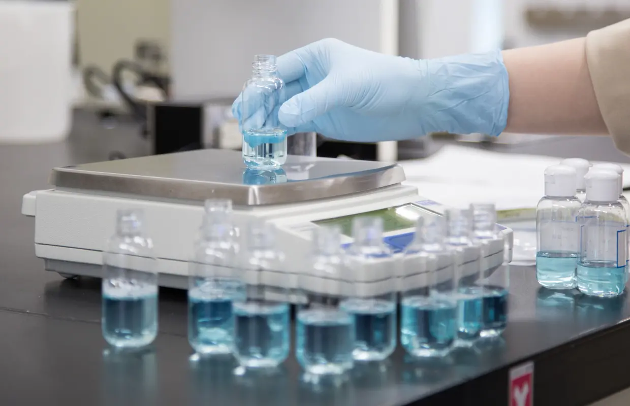 試験管などで作業をしている様子