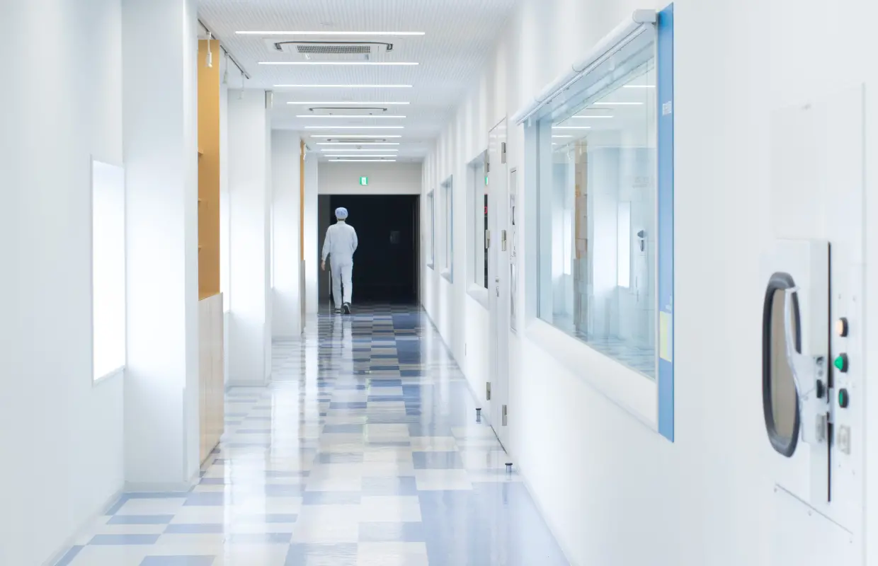 作業員が工場へ向かっている様子