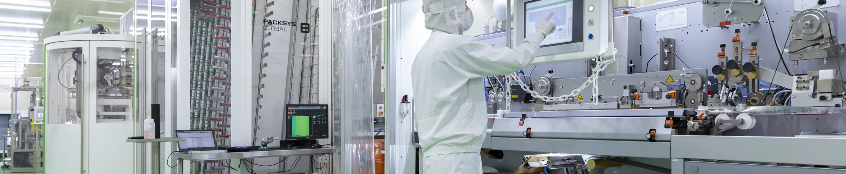 工場で作業をしている様子