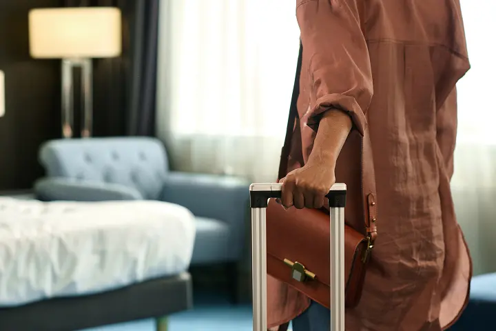 ホテルでスーツケースを持っている様子