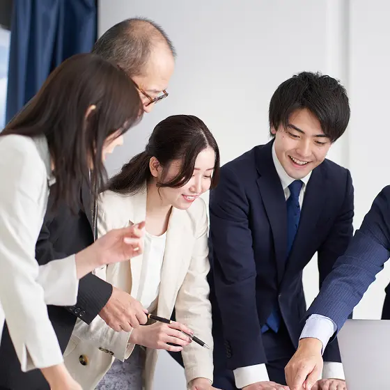 社員が会話をしている様子