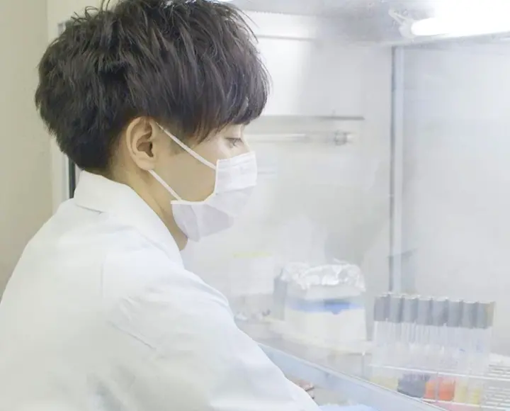 マスクをつけた研究員の業務