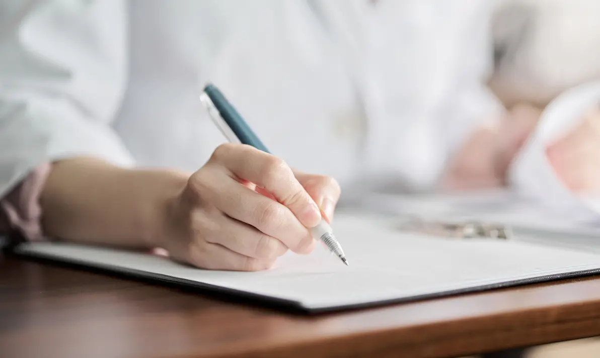 従業員がノートにメモを取っている様子