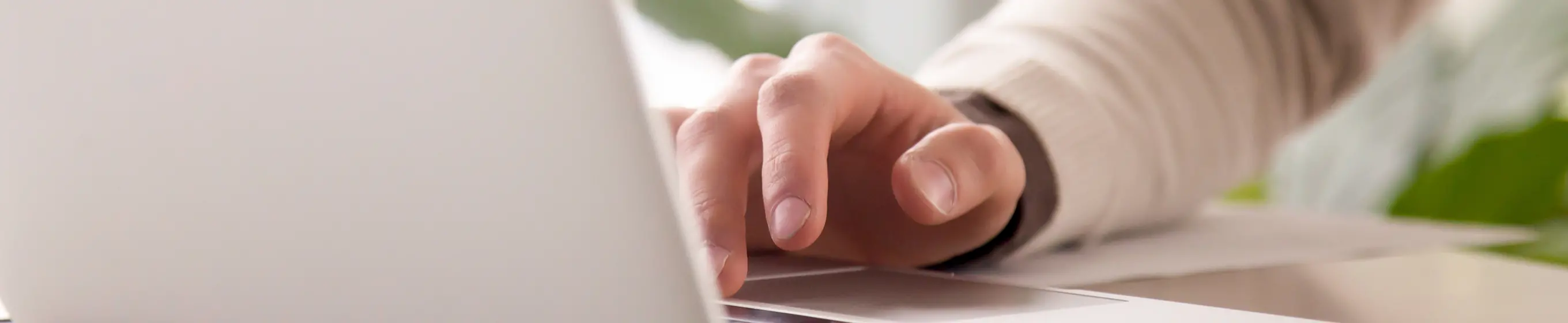 PCで業務をおこなっている様子