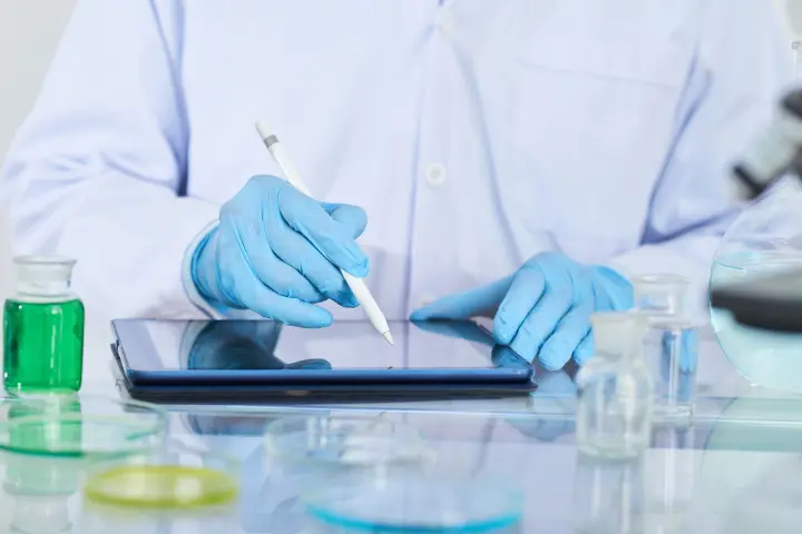 工場でサブレットを操作している様子