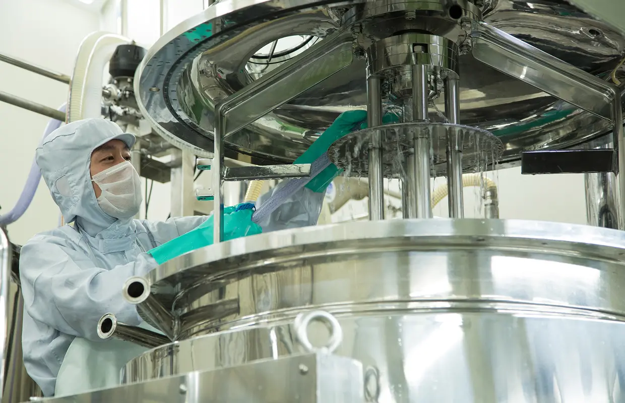 工場の機材で作業している様子