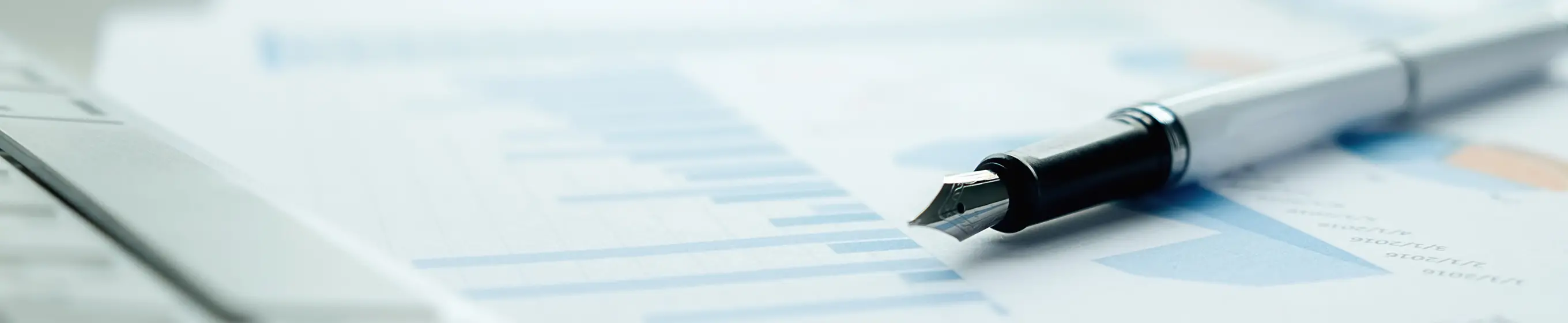 資料の上に万年筆が置いてある様子