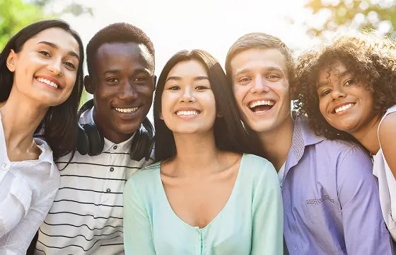 歯が見えるほど笑顔な人たち