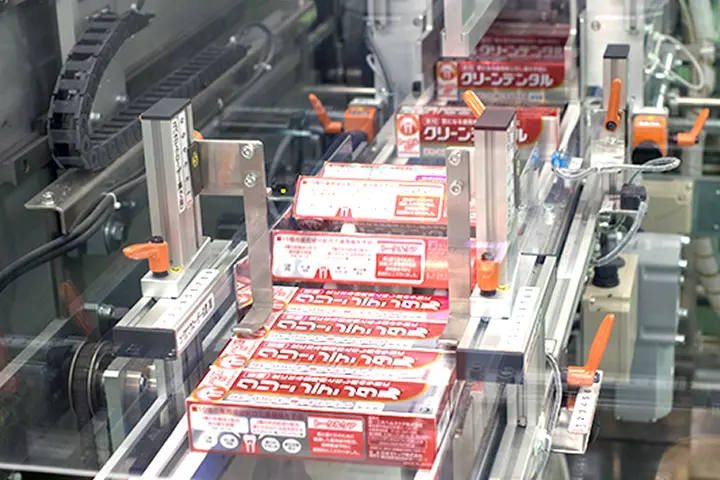 工場内の製品生産ラインの様子