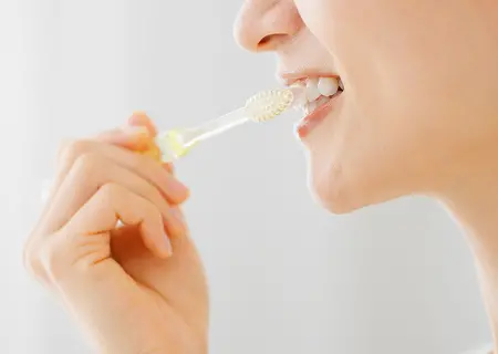 歯ブラシで歯を磨く女性