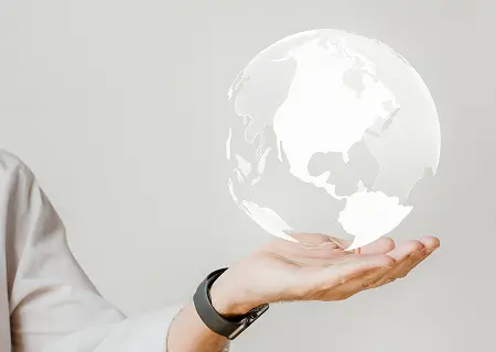 地球を手に添えている様子