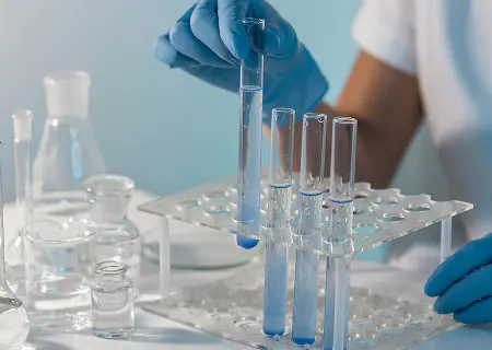 研究員が試験管を手に持ち研究されている様子