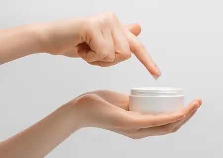 医薬品を手に取っている様子