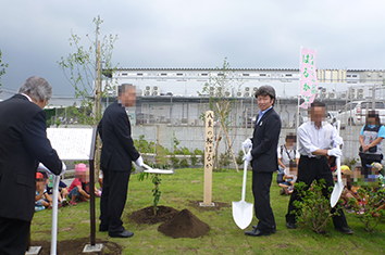 牧田社長、 副市長による植樹.png