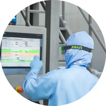 研究員がPC画面を読んでいる様子